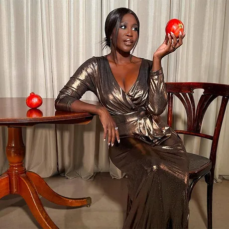 Motsi Mabuse trägt ein Glizer-Kleid.