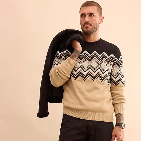 Pull en maille à motifs en beige et noir.