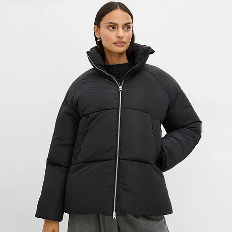 Doudoune noire à col montant et fermeture zippée.