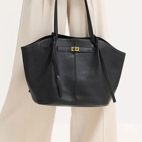 Elegante schwarze Tasche mit langen Henkeln.