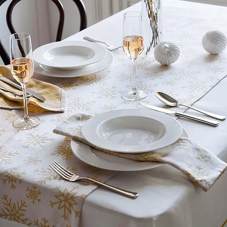 Table de fête dans des tons de blanc.