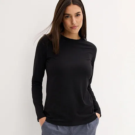 Haut basique noir à manches longues.