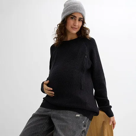 Pull de grossesse noir, jean et bonnet gris.