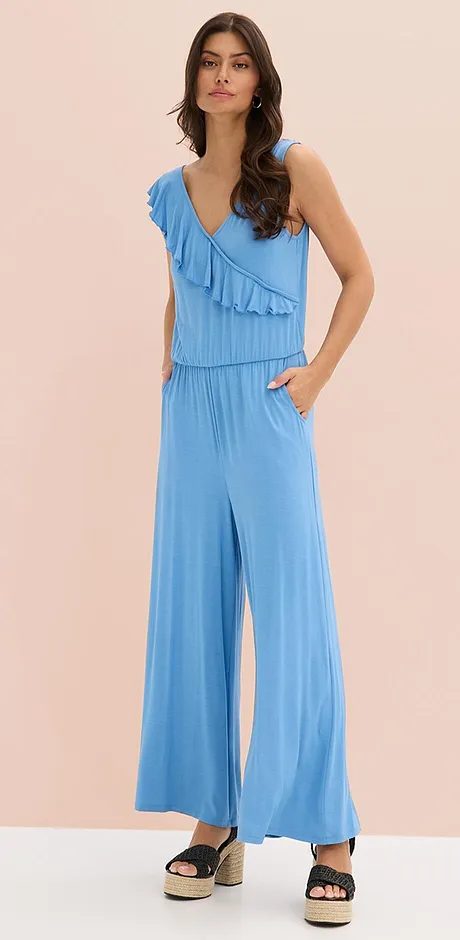 Hellblauer Jumpsuit mit Rüschen, V-Ausschnitt und weiten Beinen. Luftig-leichtes Sommeroutfit für warme Tage.