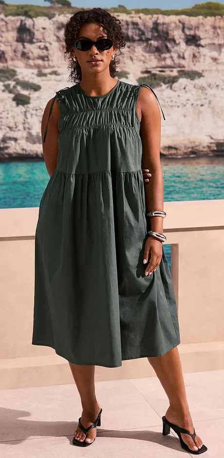 Robe verte estivale avec ruchés sur le décolleté.