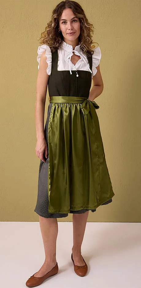 Tenue bavaroise traditionnelle avec blouse blanche, jupe longue vert olive avec bordure.