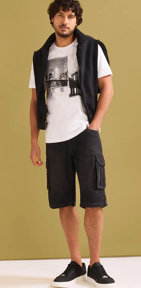Grafik-T-Shirt & Cargoshorts für einen coolen Look.