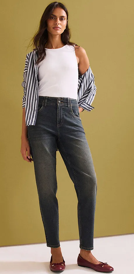 Top blanc, chemise rayée, jean taille haute et ballerines rouges.