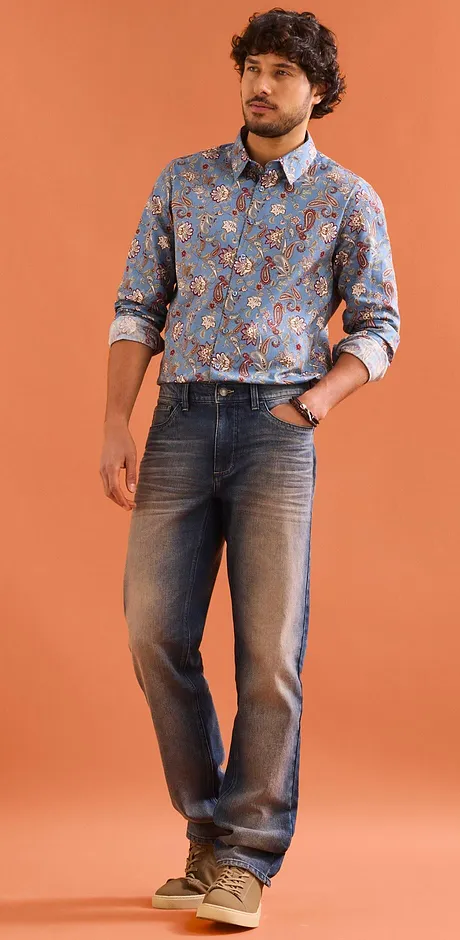Verwaschene Jeans mit markanten Falten.