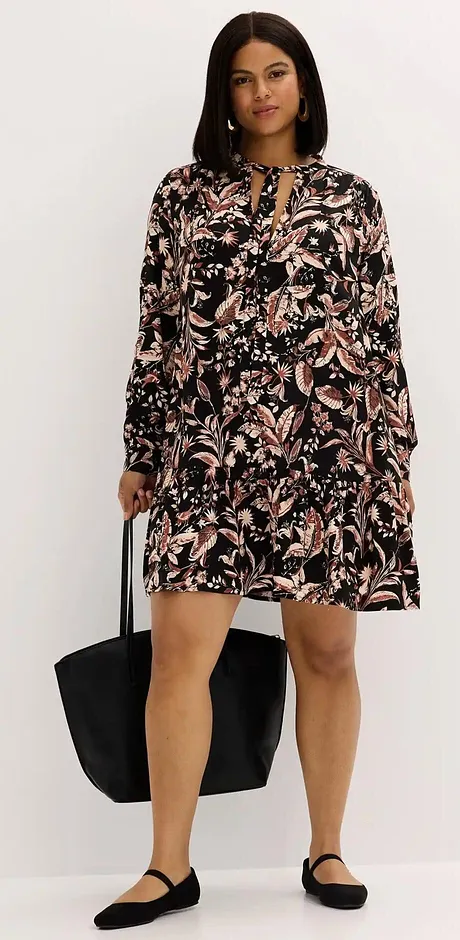 Kurzes, lockeres Kleid mit floralem Muster in Schwarz und Rosa.