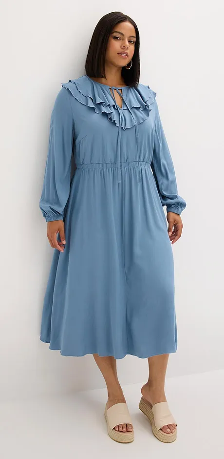 Hellblaues Midikleid mit Rüschenkragen und langen Ärmeln.