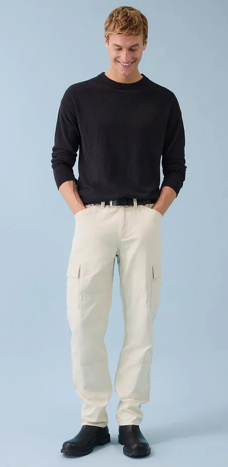 Klassischer Look: Dunkler Pullover zu hellen Cargohosen.