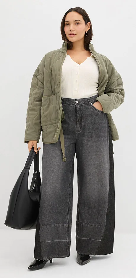Veste matelassée vert olive, top blanc et jean large gris. 