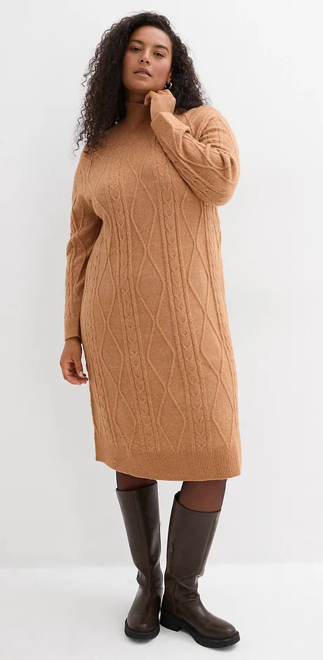 Robe en maille marron à motif torsadé, associée à des bottes hautes marron.