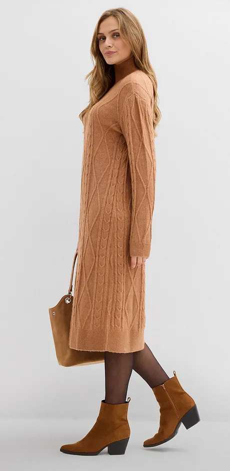 Robe en maille couleur caramel associée à des bottes marron.