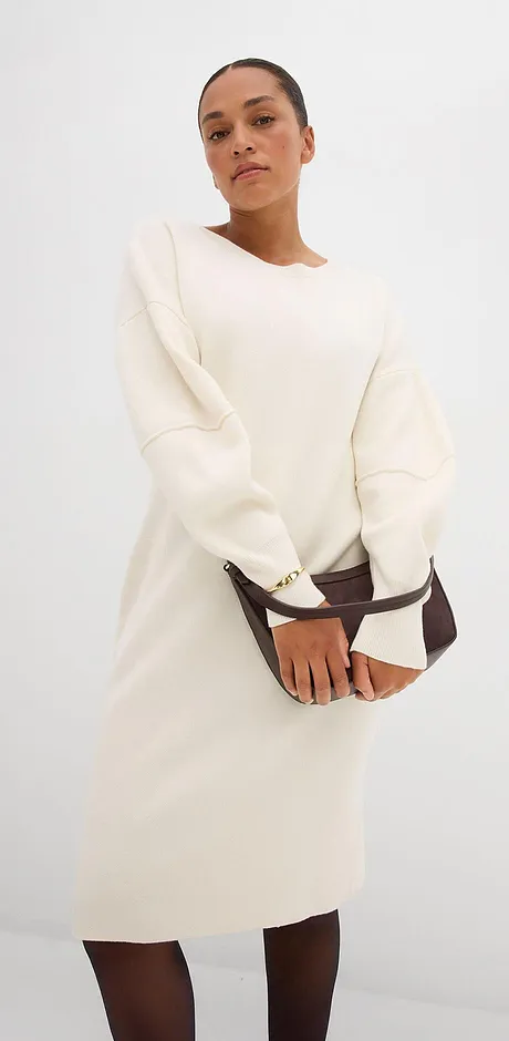 Robe couleur crème à manches longues et encolure ronde.