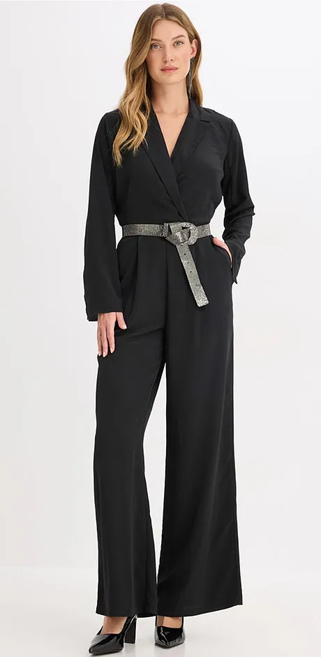 Combipantalon noire avec jambes larges, décolleté croisé et ceinture.