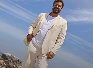 Costume élégant de couleur crème avec T-shirt blanc