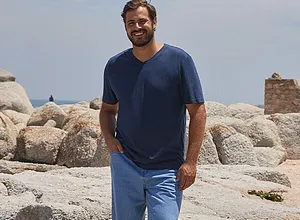 T-shirt bleu foncé associé à un jean.