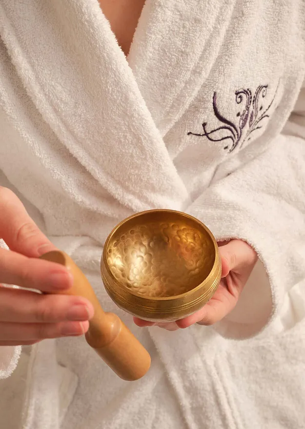 Maison - Bol chantant avec maillet en bois - couleur dor&eacute;e