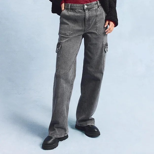 Graue Cargojeans mit ger&auml;umigen Seitentaschen, kombiniert mit schwarzen Schuhen.