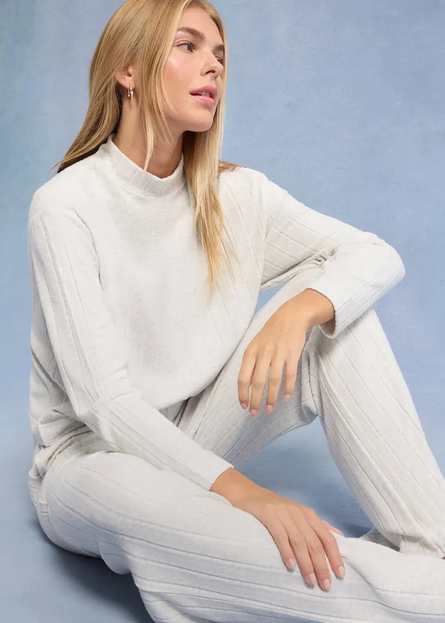 Eleganter wei&szlig;er Strickpullover mit Stehkragen, perfekt kombiniert mit einer passenden wei&szlig;en Hose.