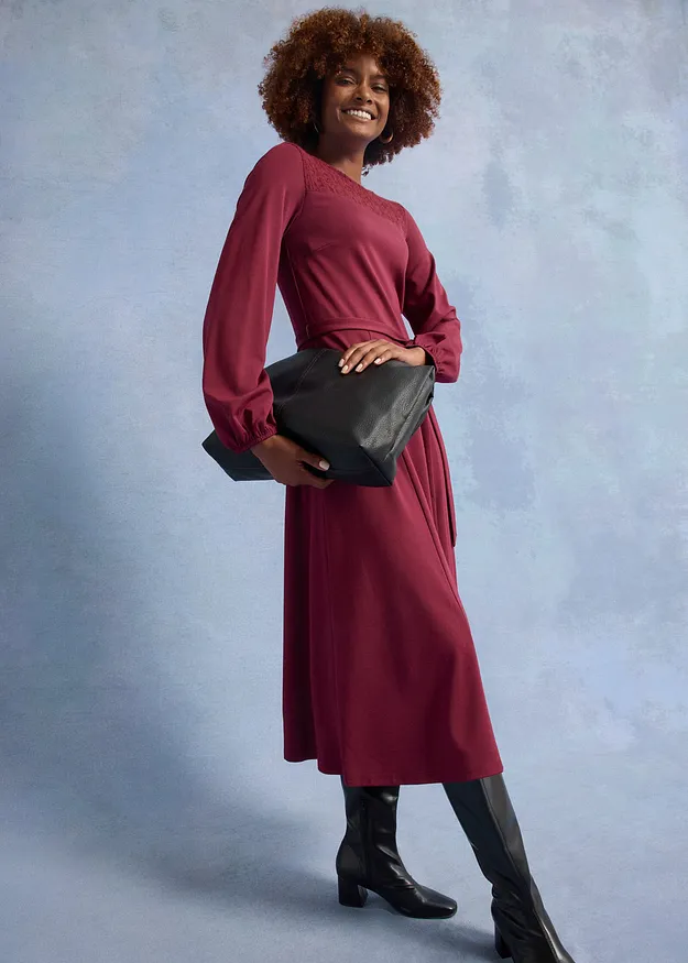 Elegantes bordeauxrotes Kleid mit langen &Auml;rmeln.