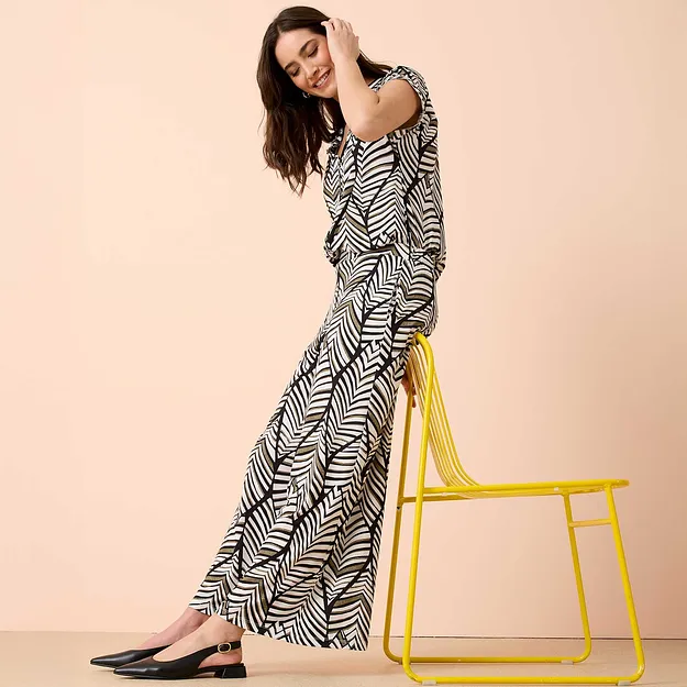 Schwarz-wei&szlig;e Muster auf Bluse und Hose &ndash; ein harmonischer Overall-Look.