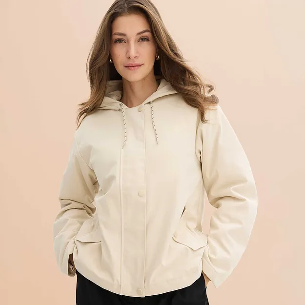 Bequeme beige Kapuzenjacke mit Rei&szlig;verschluss und Taschen.
