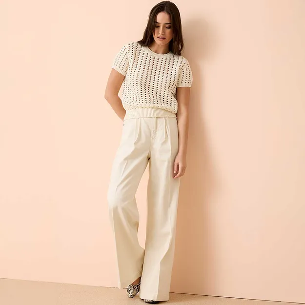 Geh&auml;keltes Kurzarm-Oberteil kombiniert mit weiter, flie&szlig;ender Jeans-Hose.