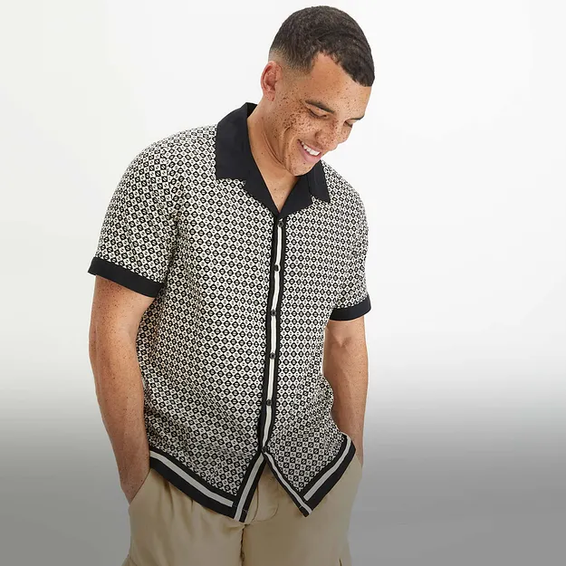 Gemustertes Kurzarmhemd mit Kontrastkragen und -b&uuml;ndchen.