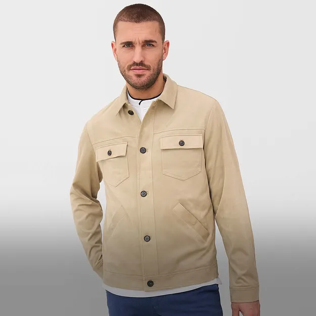 Beige Jacke mit Brusttaschen &uuml;ber wei&szlig;em T-Shirt. 
