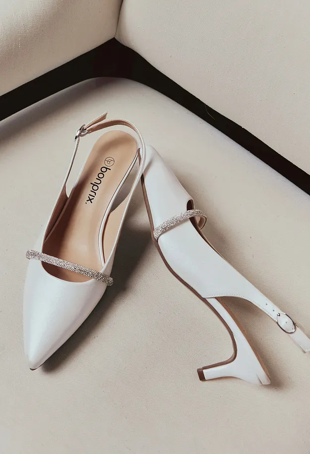 Escarpins blancs &eacute;l&eacute;gants avec petite bride et bout pointu. Des chaussures chics pour les grandes occasions. 