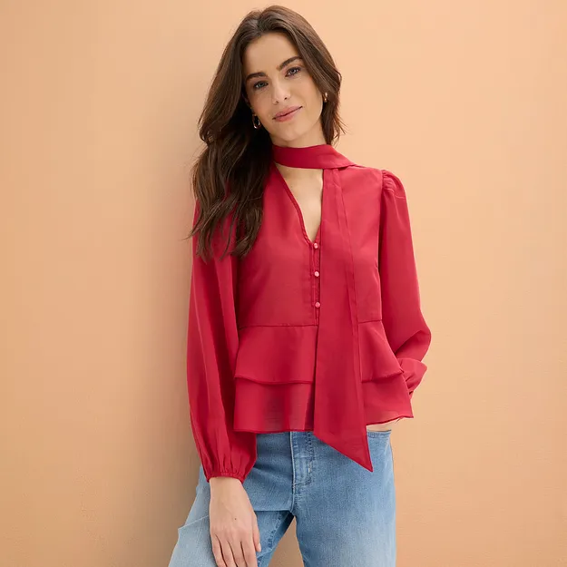 Blouse &agrave; lavalli&egrave;re rouge avec joli col foulard.