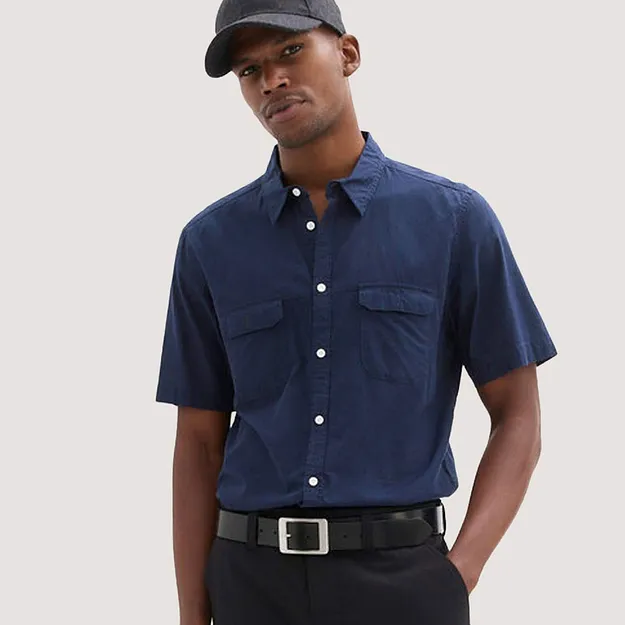 Chemise bleue &agrave; manches courtes en pur coton avec poches poitrine.