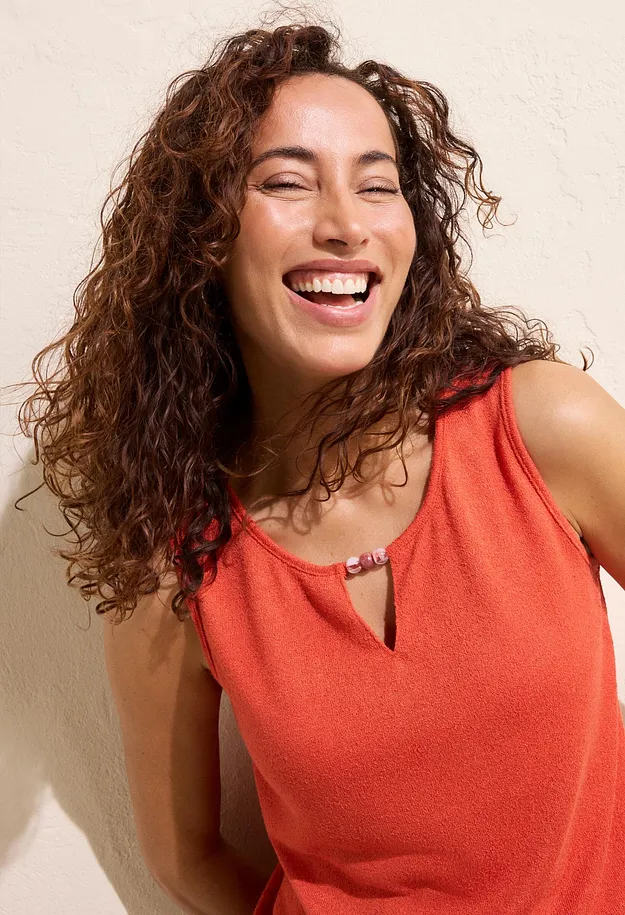 Damen - Stricktop mit Perlendetail - zimtrot