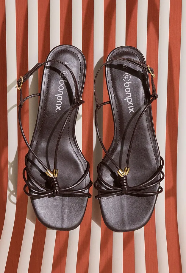 Tendance - Sandales &agrave; lani&egrave;res et d&eacute;tails m&eacute;talliques - marron fonc&eacute;