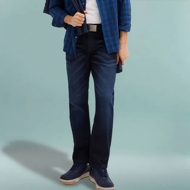 Kariertes Hemd, dunkle Jeans und passende Schuhe in navy.