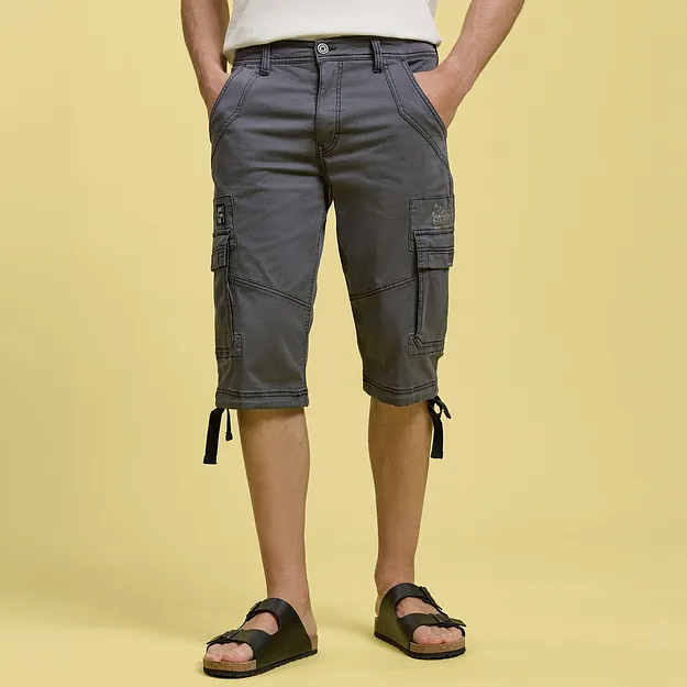 Bermuda cargo gris avec poches lat&eacute;rales pratiques, T-shirt blanc et sandales noires. 