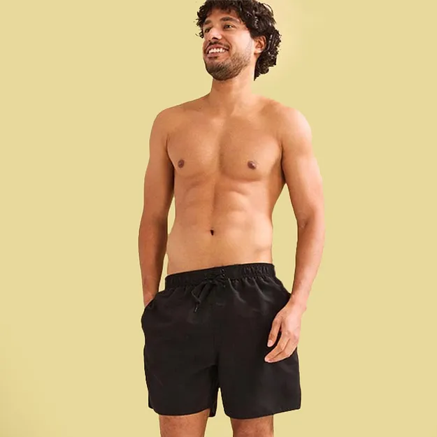 Un homme en short de bain noir.