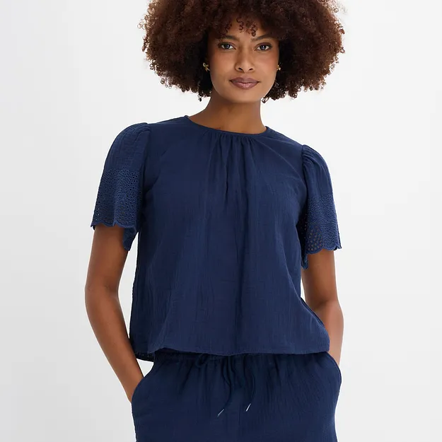 Elegante dunkelblaue Bluse mit kurzen &Auml;rmeln und klassischem Rundhalsausschnitt f&uuml;r stilvolle Looks.