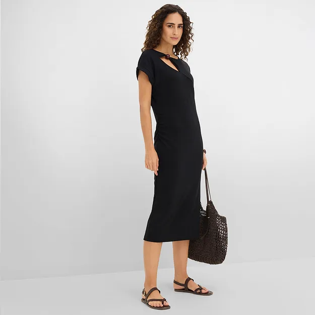 Elegantes schwarzes Midi-Kleid mit asymmetrischem Ausschnitt und passender schwarzer Handtasche.
