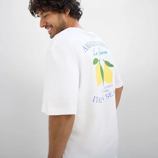 Wei&szlig;es T-Shirt mit Zitronenmotiv und Schriftzug auf der R&uuml;ckseite.