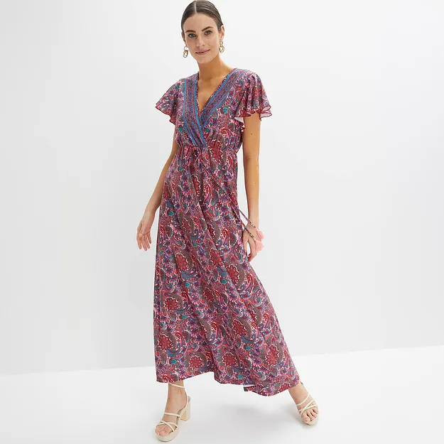 Robe longue color&eacute;e &agrave; motif paisley, d&eacute;collet&eacute; en V, manches courtes et sandales &eacute;l&eacute;gantes.