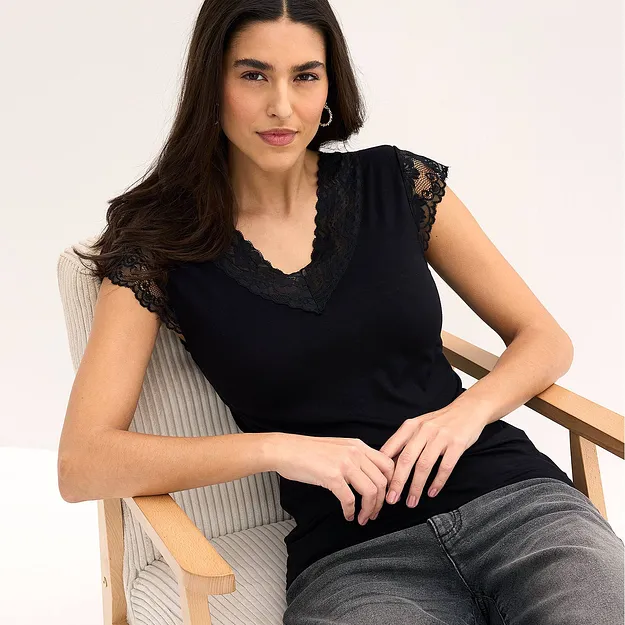 Top noir &eacute;l&eacute;gant avec dentelle au d&eacute;collet&eacute;.
