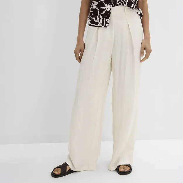 Im Trend - Sommerliche Bundfaltenhose aus Viskose-Mix - wollwei&szlig;