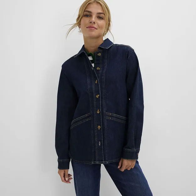 L&auml;ssige Jeansjacke mit markanten N&auml;hten, dazu ein gestreiftes Polo-Shirt und Jeans.
