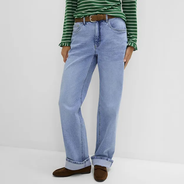 Modisches Outfit: Gestreiftes Shirt, weite hellblaue Jeans, brauner G&uuml;rtel und braune Wildleder-Loafer.