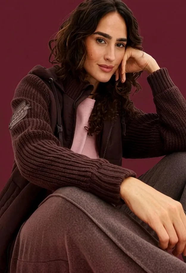 Warme Strickjacke mit gestrickten &Auml;rmeln, rosa Top und passender Hose in Braunt&ouml;nen.