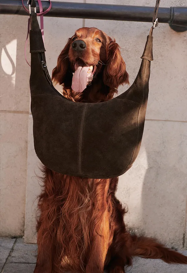 Eine elegante, braune Wildledertasche.